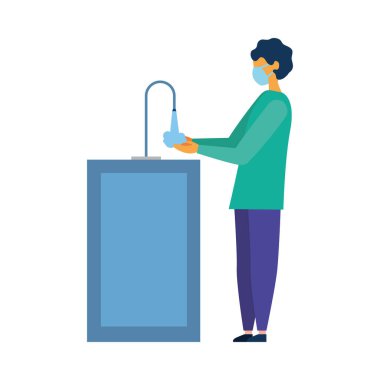 Maskeli bir adam ellerini yıkıyor.