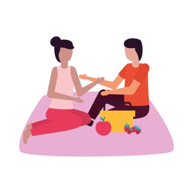 Piknik sepeti tasarlayan kadın ve erkek çift