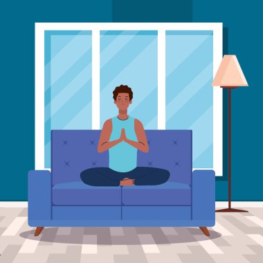 Evde kal, güvende ol, oturma odasında meditasyon yapan adam Coronavirus covid 19 sırasında kanepede oturuyor, karantinada kal, dikkatli ol.