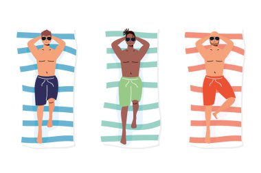 Yaz tatili sahnesinde plaj havlusu giyen erkekler.