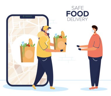 Market poşeti ve akıllı telefondaki müşterisiyle güvenli yemek dağıtımı yapan kadın işçi.