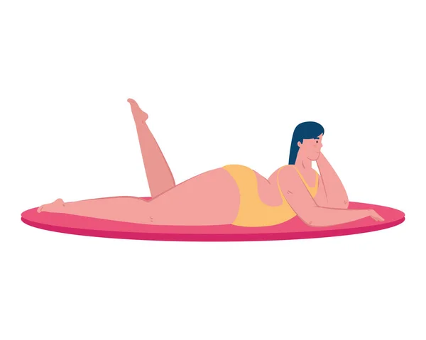 Mignonne femme dodue de dos allongé sur planche de surf avec maillot de bain couleur jaune sur fond blanc — Image vectorielle