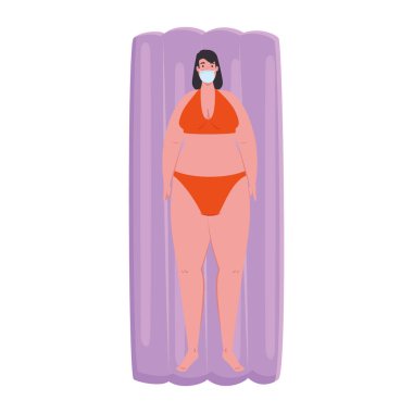 Şişme şamandıraya uzanmış, tıbbi maske takan güzel, tombul bir kadın. 19 yaz tatili.