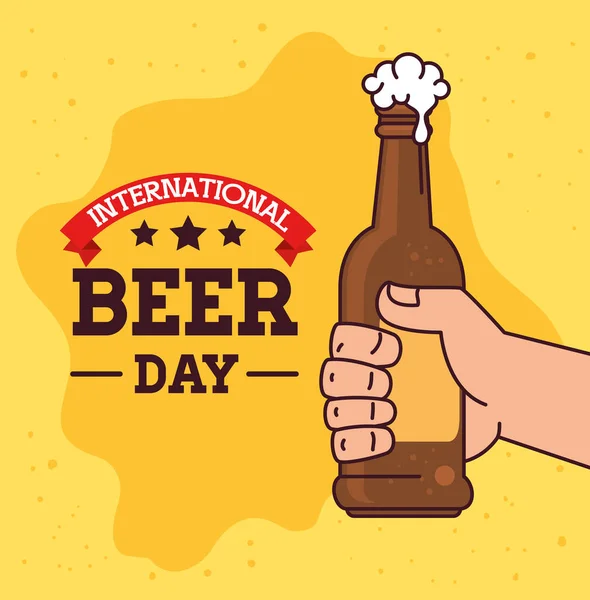 Διεθνής ημέρα μπύρας, Αύγουστος, χέρι με μπύρα μπουκάλι — Διανυσματικό Αρχείο
