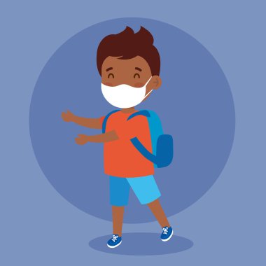 Okul çantalı Coronavirus Covid 19 'u önlemek için tıbbi maske takan yakışıklı Afro öğrenci okul çantasıyla koruyucu maske takıyor.