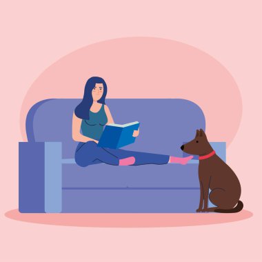 Kanepede oturan, köpek maskotuyla kitap okuyan bir kadın.