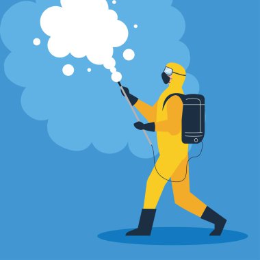 Koruyucu giysili kişi, temizlik ve dezenfekte virüsüne sprey sıkarak, covid 19 hastalığı, önleyici önlem