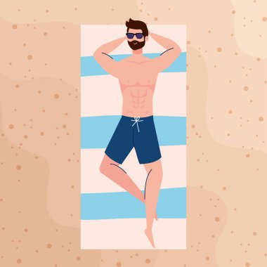 Manzara, plajda güneşlenen bir adam, yaz tatili sezonu.