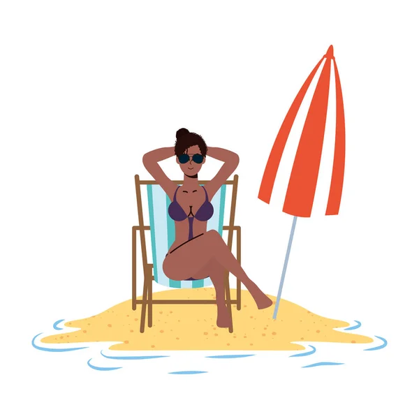 Joven afro mujer relajándose en la playa sentada en silla y sombrilla — Vector de stock