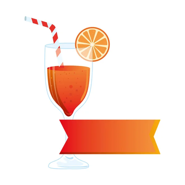 Copa de cóctel, cóctel refrescante con rodaja de naranja y etiqueta — Vector de stock
