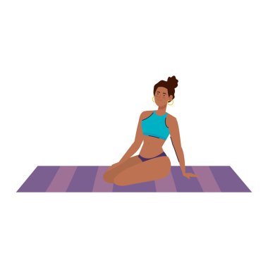 Havlunun üstünde mayosu olan afro bir kadın, tatil sezonu.