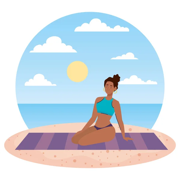 Mujer afro con traje de baño sentado en la toalla, en la playa, temporada de vacaciones — Vector de stock