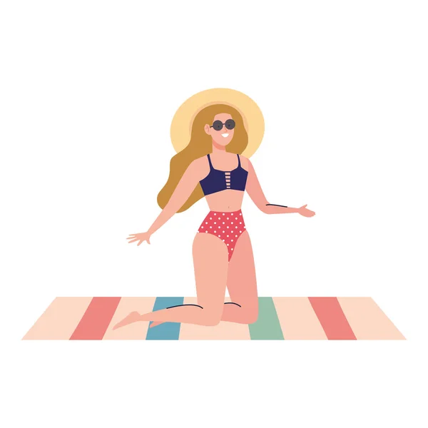 Mujer con traje de baño con sombrero de verano sentado en la toalla, temporada de vacaciones — Vector de stock