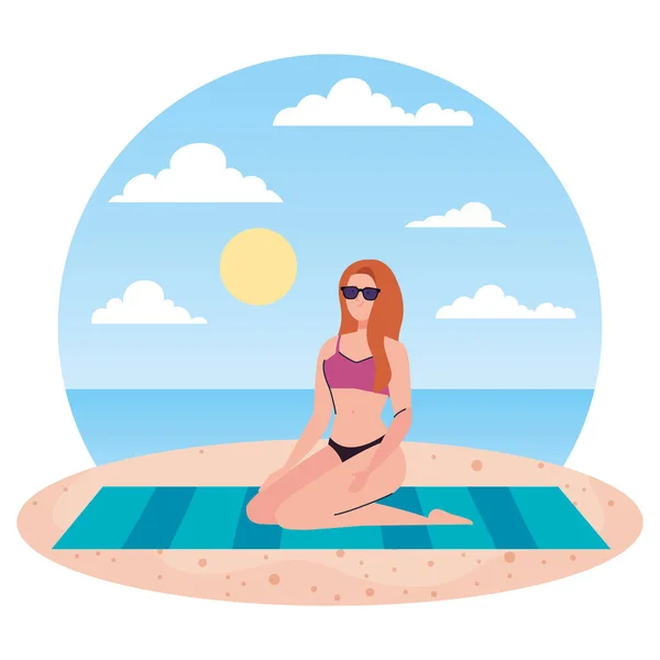 Женщина в купальнике сидит на полотенце, на пляже, курортный сезон — стоковый вектор