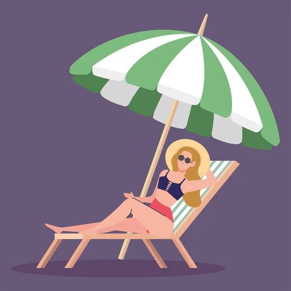 Žena s kloboukem léto s plavkami v křesle pláž, deštník ochrana, letní dovolená — Stockový vektor