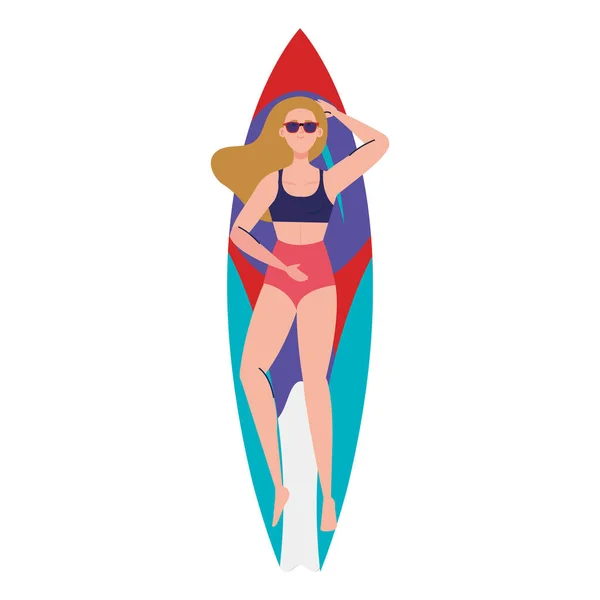 수영복을 입고 서핑 보드에 누워 여름휴가를 보내는 여성 — 스톡 벡터
