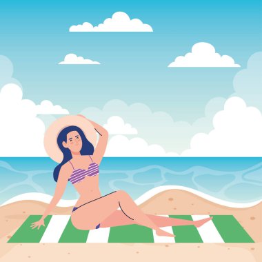 Havluda, plajda, tatil sezonunda mayosu olan bir kadın.