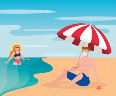 Coronavirus ya da Coperid 19 'dan sonra yeni normal yaz plajı konsepti. Tıbbi maske takan çift.