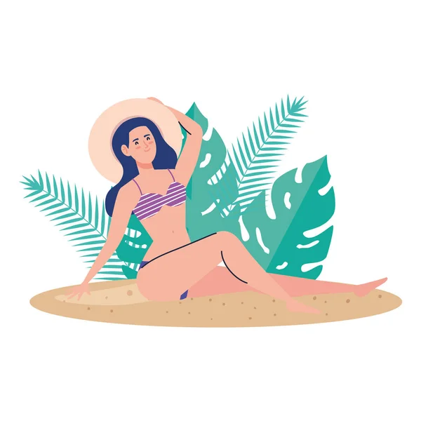 Mulher com maiô sentado na praia com decoração de folhas tropicais, temporada de férias de verão — Vetor de Stock
