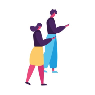 Genç çift yürüyor ve akıllı telefonlar kullanıyor.