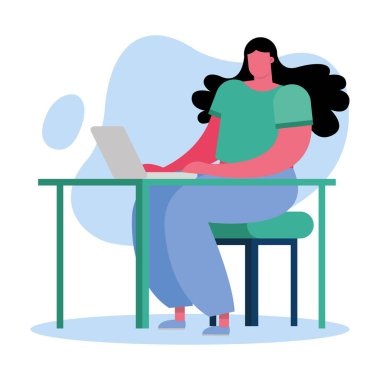 Evde çalışan dizüstü bilgisayar kullanan genç bir kadın.