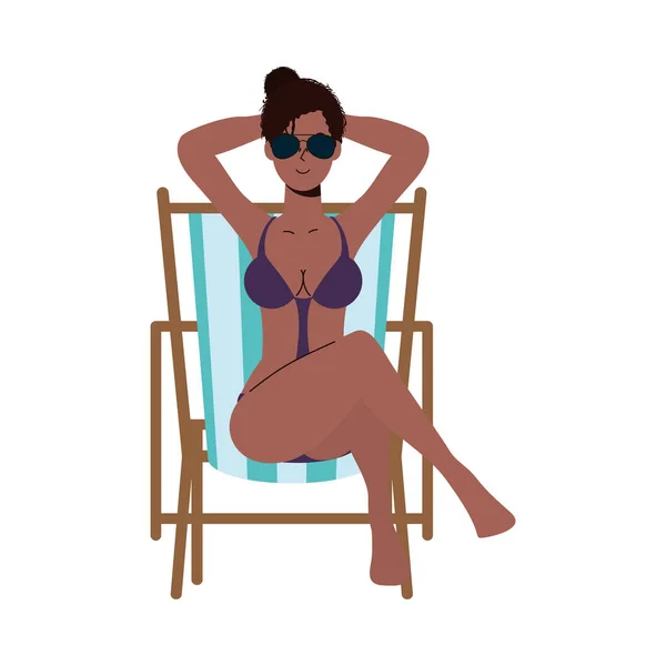 Krásná afro žena v plavkách sedí v plážovém křesle — Stockový vektor
