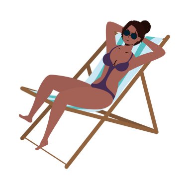 Güzel afro kadın plaj sandalyesine oturmuş mayo giyiyor.