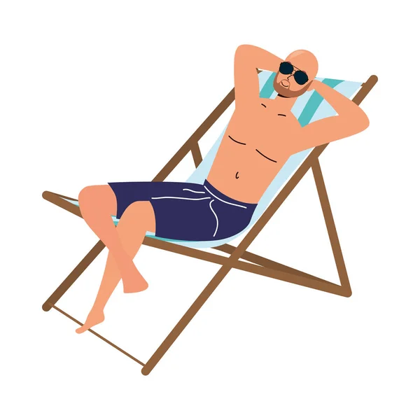 Hombre con traje de baño sentado en la silla de playa — Vector de stock