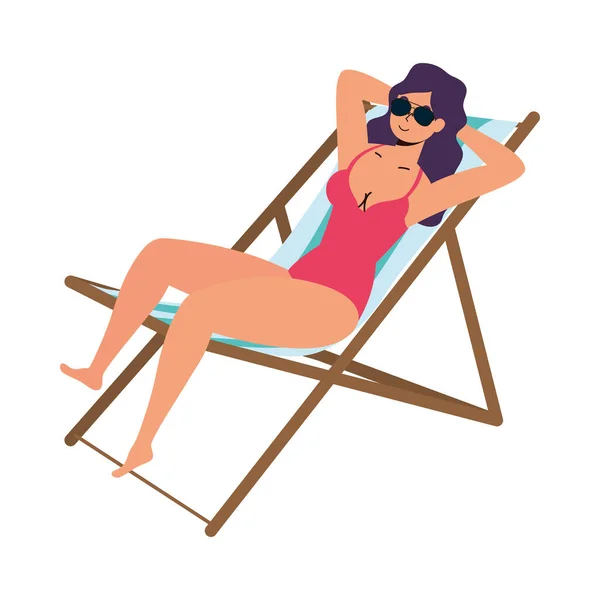 Hermosa mujer con traje de baño sentado en la silla de playa — Vector de stock