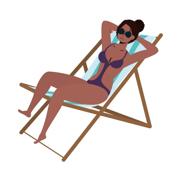 Beautiful afro woman wearing swimsuit seated in beachchair — Stock Vector