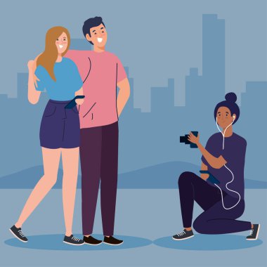 Fotoğrafçı kadın dışarıda bir çiftin fotoğrafını çekiyor.