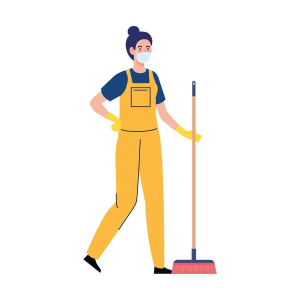 Kobieta pracownik sprzątania usługi noszenia maski medycznej, z miotłą, na białym tle — Wektor stockowy