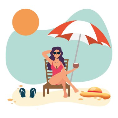 Plaj sandalyesinde oturmuş Hindistan cevizi yiyen güzel bir kadın.