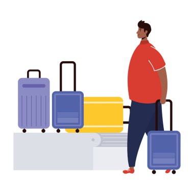 Taşıma bandında bavulları olan afro bir genç.