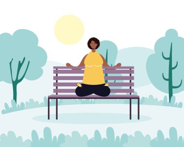 Afro genç kadın parkta yoga yapıyor.