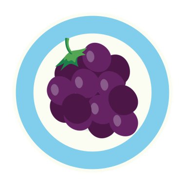 Taze üzümler tabakta, beyaz arkaplanda.