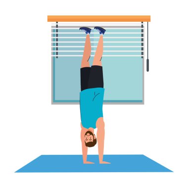 Adam evde, ellerin üzerinde duruyor, spor egzersizi yapıyor.