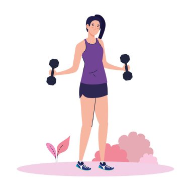 Genç bir kadın dışarıda halterlerle egzersiz yapıyor, spor egzersizleri yapıyor.