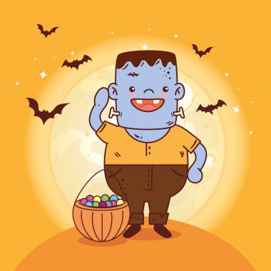 Frankenstein kılığına girmiş çocuk Cadılar Bayramı 'nı şeker ve yarasalarla kutluyor.