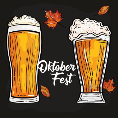 Ekim festivali kutlamaları. Bardaklar, bira ve sonbahar yapraklarıyla.