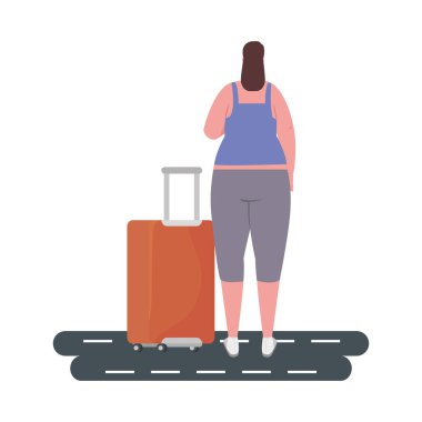 Sokakta bagajı olan turist kadın.