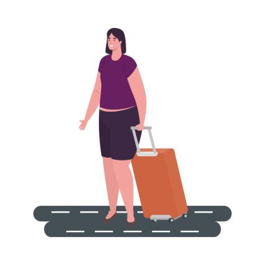 Sokakta bavulla yürüyen turist kadın.