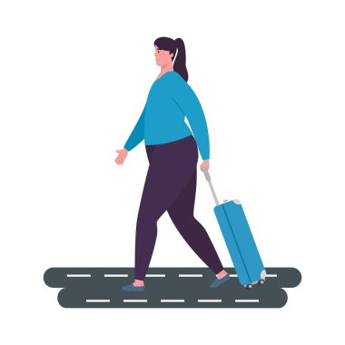 Sokakta bavuluyla yürüyen bir turist kadın.