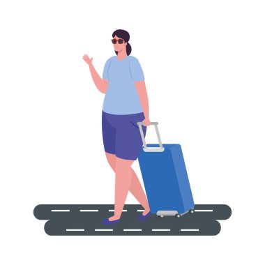 Sokakta bavulla yürüyen turist kadın.