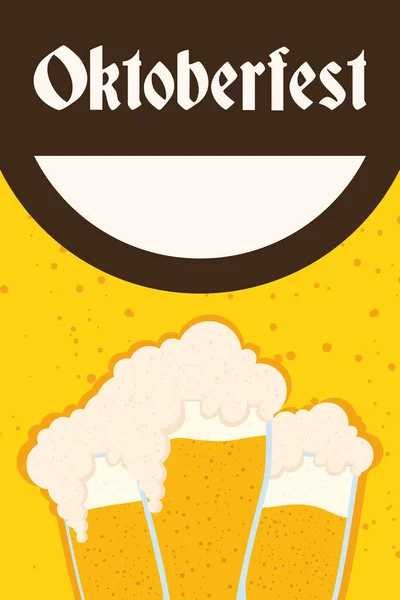 Oktoberfest partido lettering em cartaz com copos de cerveja —  Vetores de Stock