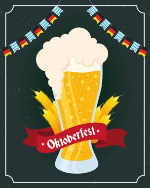 Oktoberfest partisi bira bardağı ve çelenklerle süslenmiş.