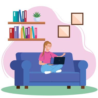 Ev işi, kanepesinde dizüstü bilgisayarı olan serbest çalışan genç bir kadın, evde rahat bir tempoda, rahat bir iş yerinde çalışıyor.