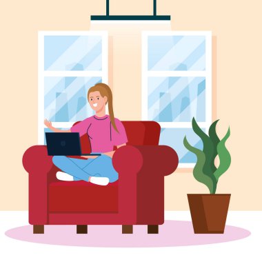Evde çalışan, kanepesinde dizüstü bilgisayarı olan serbest çalışan genç bir kadın. Evden rahat bir şekilde çalışıyor.