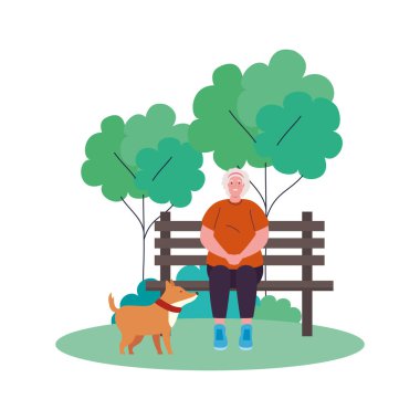 Parkta köpeği olan sevimli yaşlı bir kadın.