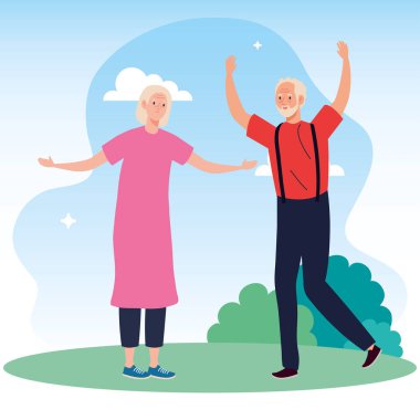 Parkta kutlama yapan sevimli yaşlı bir çift.